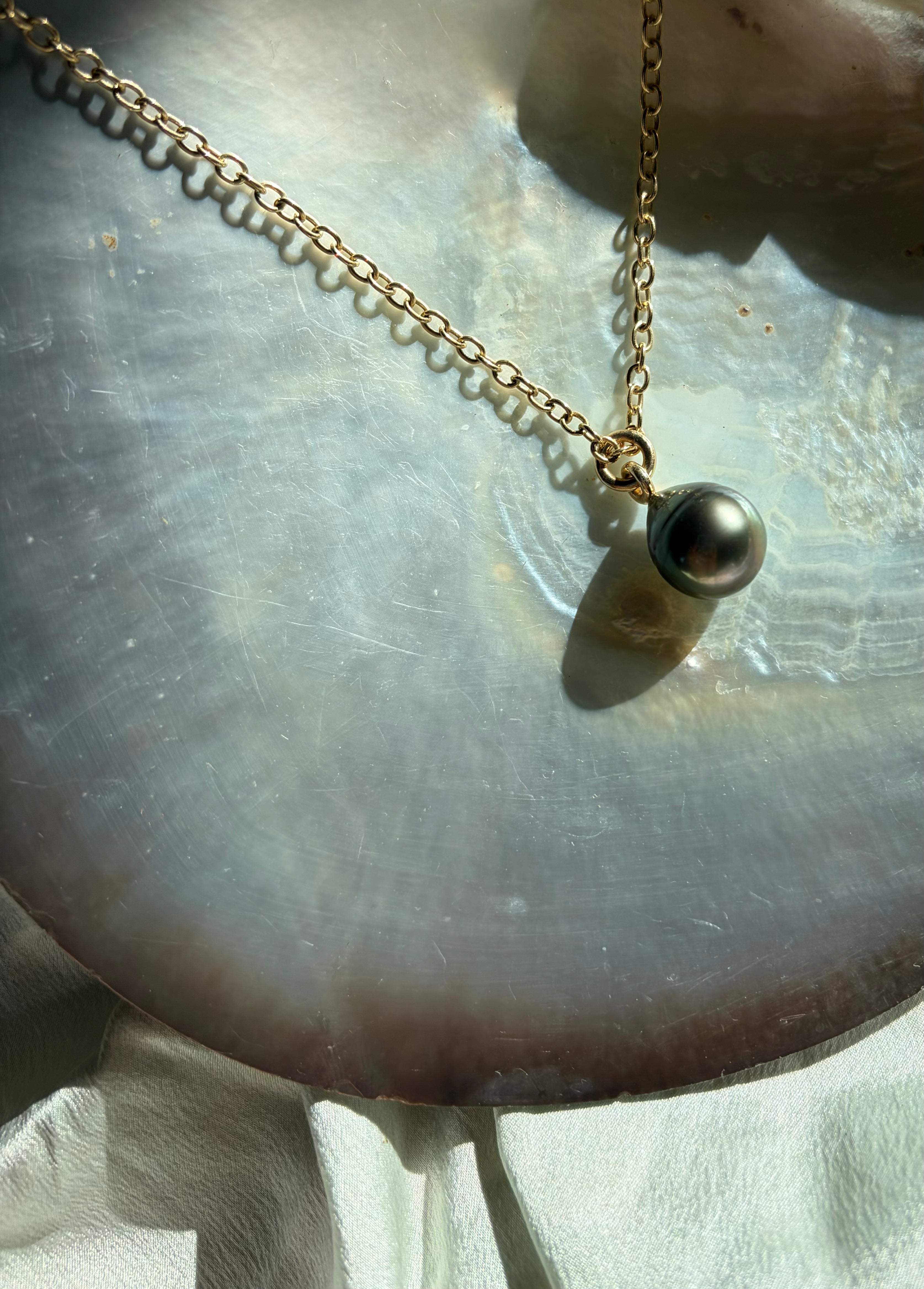 The Tahitian Drop in 14k Gold